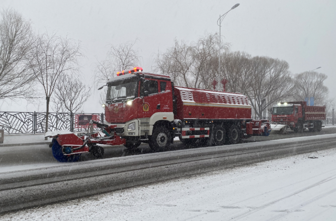 333体育环境除冰雪装备全力投入破冰作业，助力北京道路交通安全